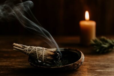 Ritual de hierbas sagradas e incienso para limpiar tu hogar | Rituales de limpieza y purificación de fin de año.